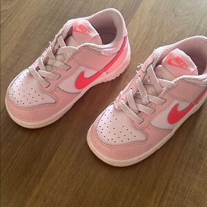 Nike Kids Sneakers in Pink and White